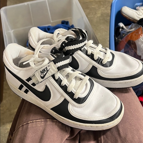 Nike Classic Black and White Low-Tops - Picture 1 of 6
